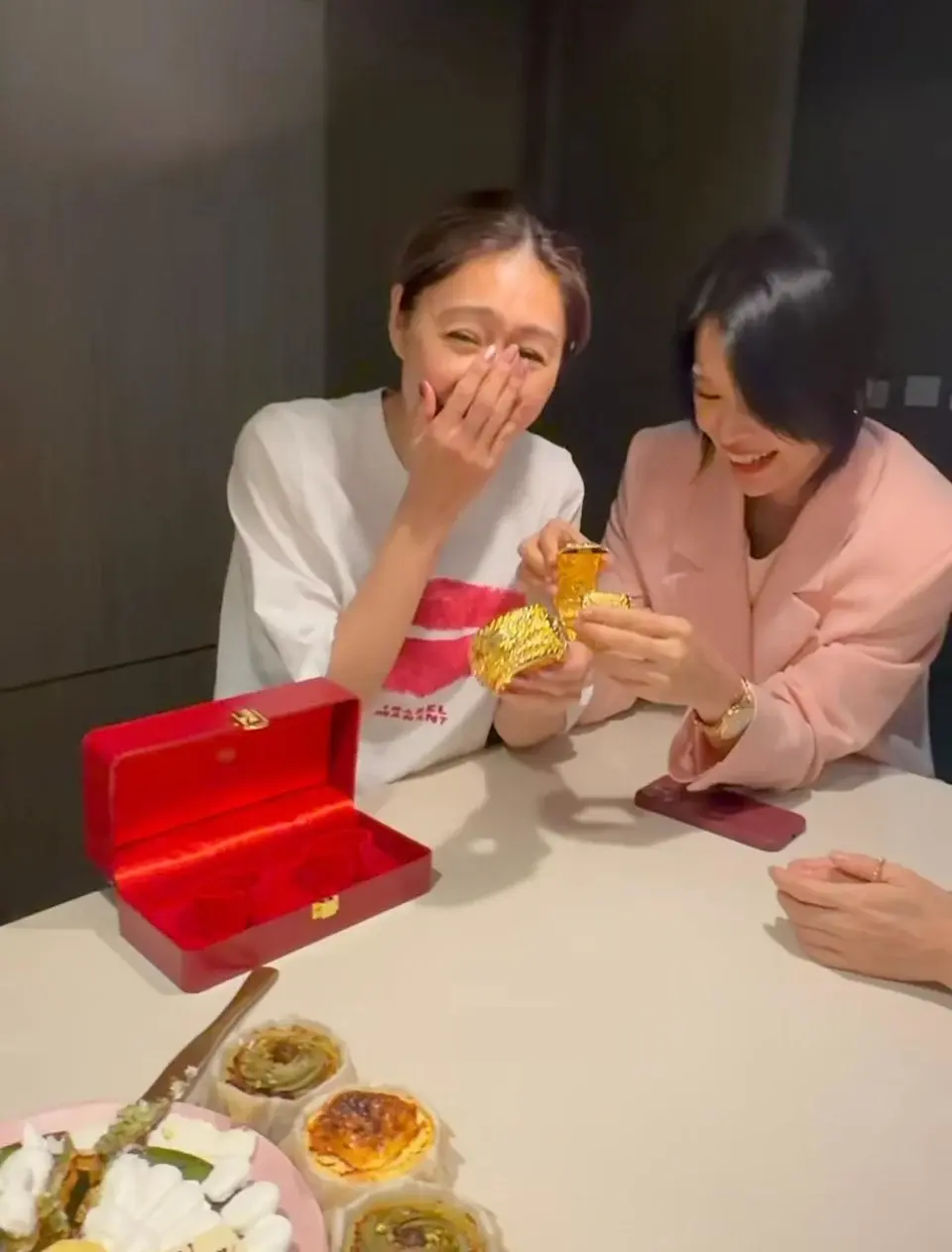 聚會中,胡杏兒與老公李乘德送上重磅賀禮 —— 一對「斤兩十足」的巨型龍鳳鈪,更親自為胡定欣戴上。據悉,這對龍鳳鈪在金價高企的当下,價值高達六位數,被網民戲稱為「流星錘龍鳳鈪」。(圖:nwuuu@IG)