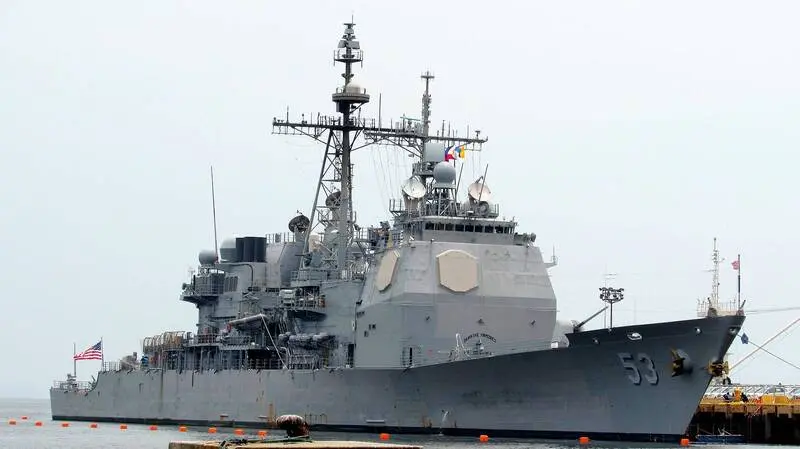 美軍罕見將退役神盾艦列為實彈擊沉靶船，圖為裝備神盾戰鬥系統的「莫比爾灣號」退役神盾巡洋艦靶船。（美國海軍官網）