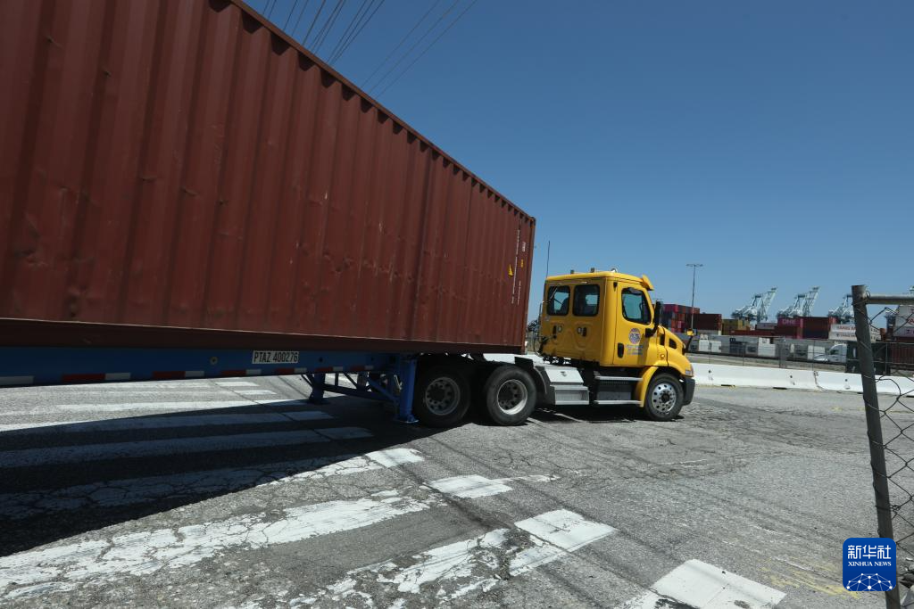 4月29日在美國洛杉磯港拍攝的卡車。(新華社)