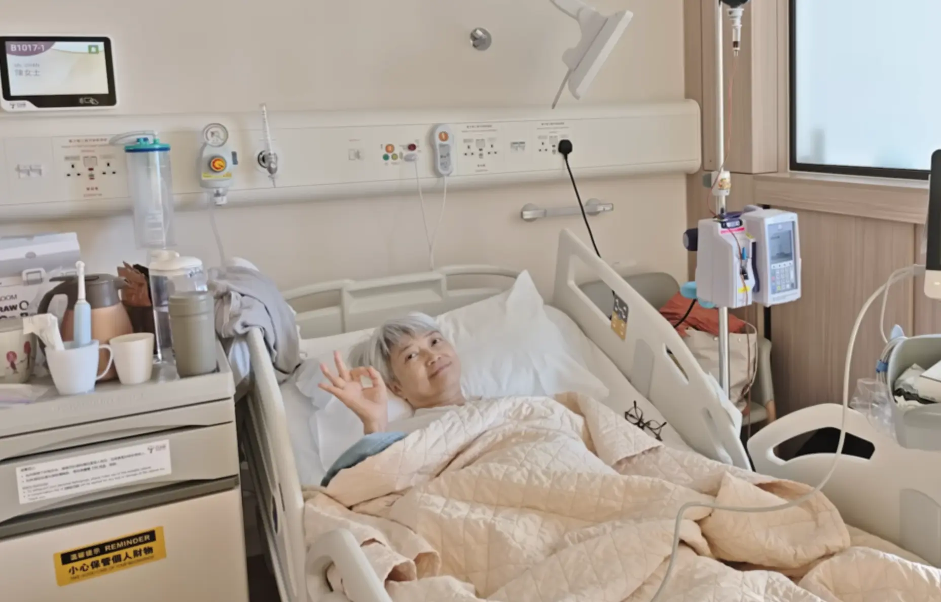 影片中，陳敏兒坦言術後日子極度難熬：「就算淨係躺喺床上都覺得痛，勉強坐起身、落床行兩步，都要承受巨大痛楚。」但畫面轉折處，穿著病人服的她隨音樂輕擺身體，臉上掛著笑容。(圖：網絡翻攝)