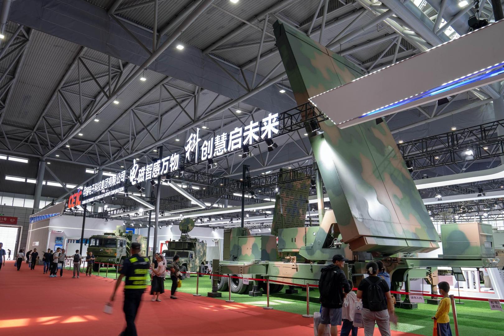 系列彈道導彈預警雷達可謂預警體系的「火眼金睛」和「千里眼」，為彈道導彈防御量身打造的精跟識別雷達，可實現突防場景下彈頭目標「看得清、辨得明、識得準」。(新華網)