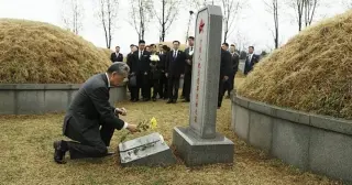 正在朝鮮訪問的中共中央政治局委員、外交部長王毅今天專程前往平壤東部江東郡祭掃中國人民志願軍烈士陵園，深切緬懷犧牲在朝鮮大地的中國人民志願軍英烈。(新華社)