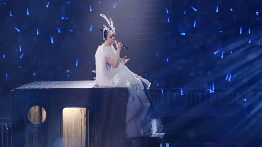 楊千嬅紅館演唱會首場：捐200萬撫災民，全場默哀寄哀思，《笑中有淚》慰問大埔火災受難者的封面圖片