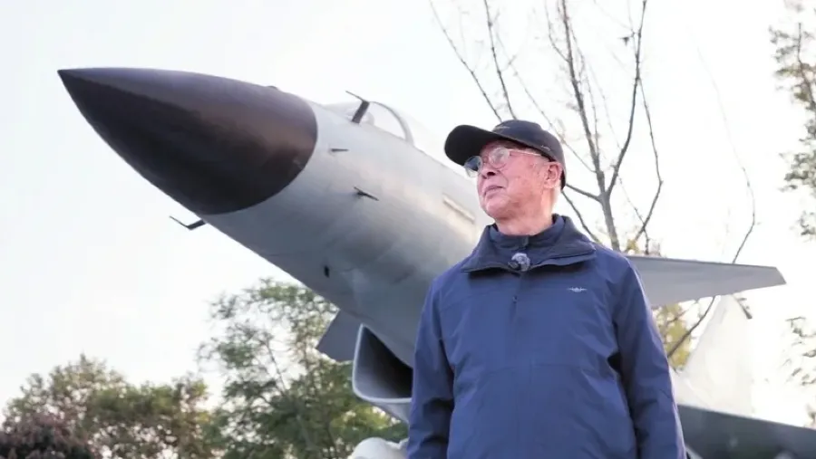  中國殲10幕後功臣謝品 52年專注戰鬥機研發事蹟的封面圖片