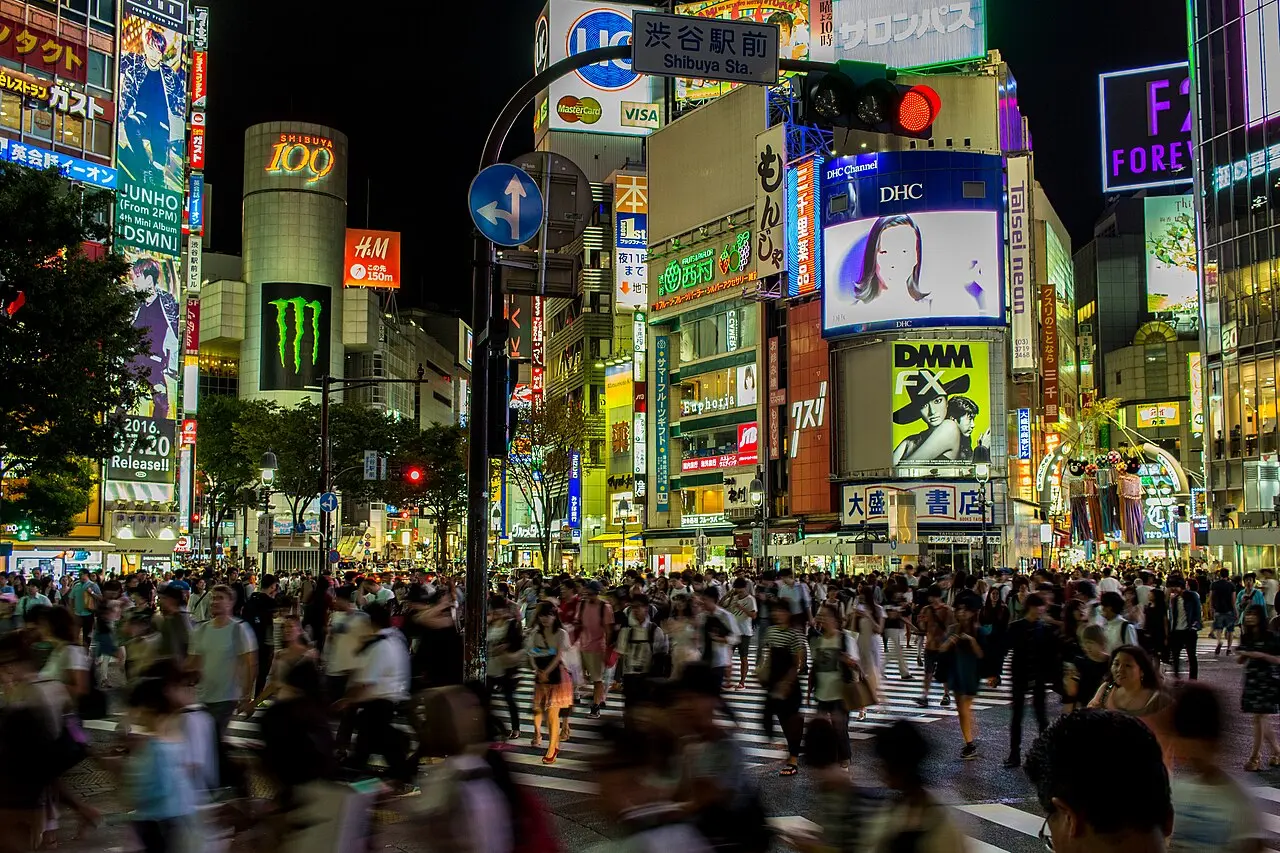 澀谷與新宿、池袋並列為東京三大副都心，是東京最具代表性的商圈之一，乃日本流行與時尚的重要發信地。(維基百科)
