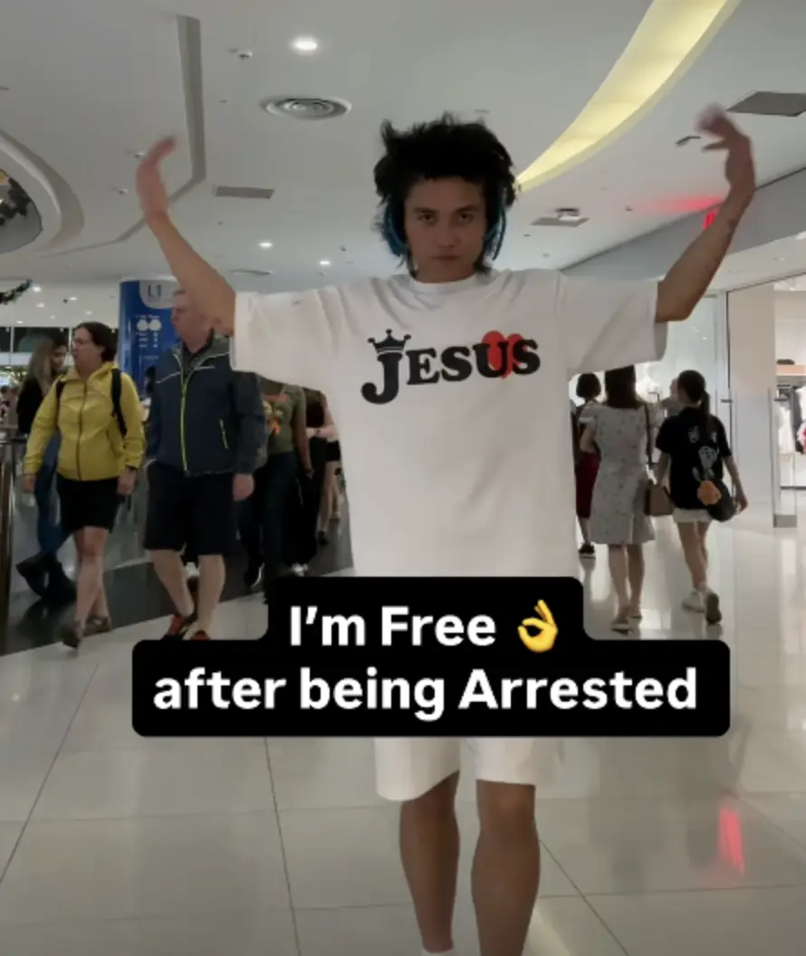 更令人質疑的是，Pyjama Man 事後將自己闖入紅毯的片段上傳至 Instagram，不僅配文寫道「親愛的亞莉安娜格蘭德，謝謝妳讓我和妳一起跳上黃地毯」，還在限時動態中表示「我被抓後現在已經自由了」，態度相當囂張。(圖：pyjamamann@IG)