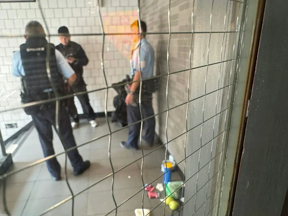 警方接報後反應迅速，持盾牌趕抵現場，在麥當勞後門梯級處發現涉案男子，隨即將其制服，過程中男子並無反抗。現場所見，警員以黑色頭套蒙住男子面部，將其反鎖在地，同時仔細搜查其隨身物品。(圖：網上截圖)