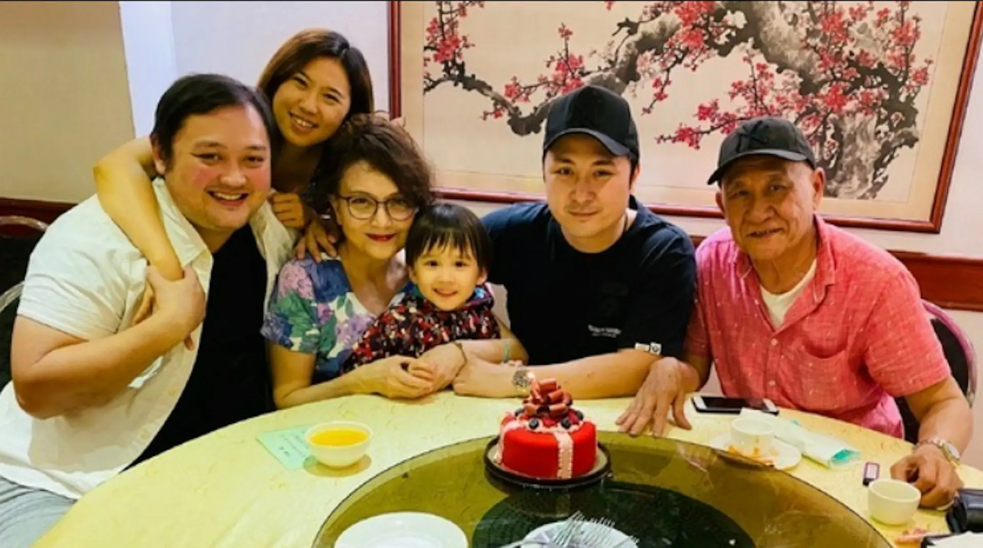 舊照片可見，昔日一家四口曾經和睦，李泳漢與李泳豪童年時兄弟感情要好，亦曾跟隨母親施明到美國生活。李家鼎與施明離婚多年，二人仍維持朋友關係，過往見到兒孫時亦十分開心。(圖：drift_greg@IG)
