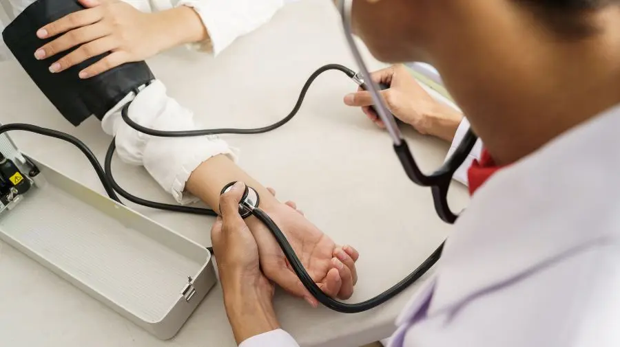 研究顯示，體重過重與高血壓有著密切的關聯。隨著體重增加，心臟需要更加努力地工作，才能供應全身各部位血液的需求，間接提高血壓。