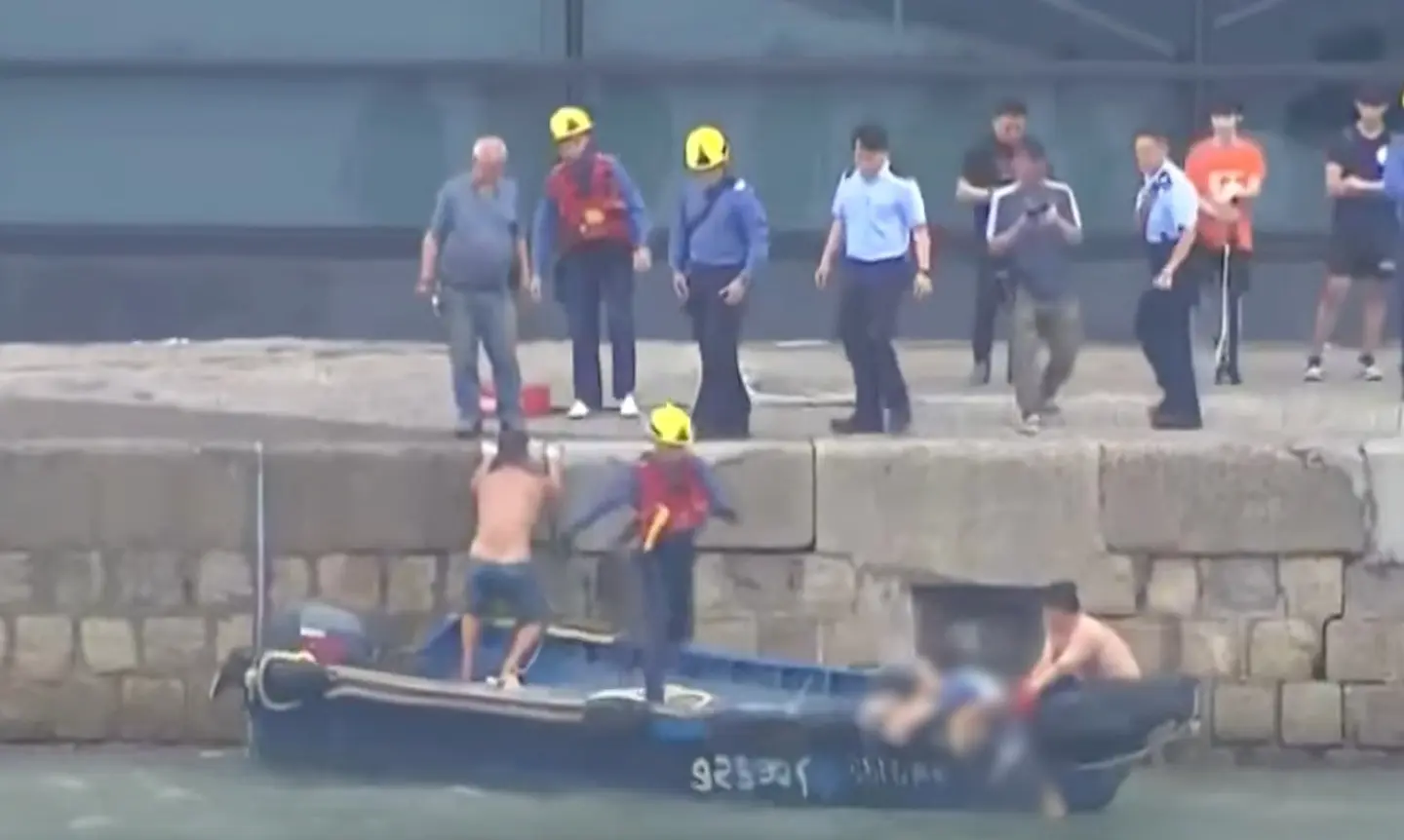 消防員立刻跳上小艇為母親做心肺復甦，小童則火速移上岸用 AED 搶救，父親獲救時尚算清醒。(圖： TVB News網絡翻攝)