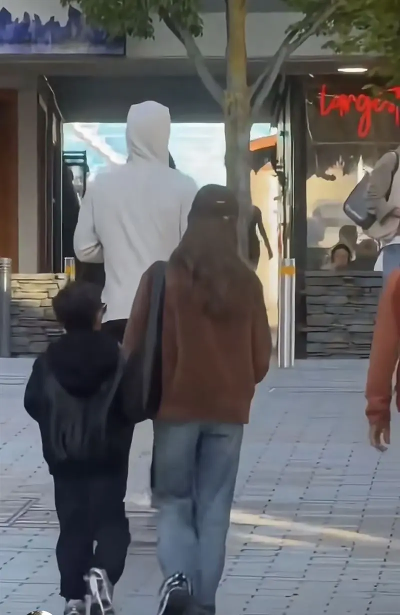 作為家庭出行的「領隊」，周杰倫則以休閒裝扮現身，身穿舒適的休閒服走在前方，身旁雖有節目組工作人員與隨行人員，但整體氛圍十分輕鬆。昆凌則緊跟其後，全程細心陪伴在兒子身邊，時不時與孩子低語互動。(圖：網絡截圖)