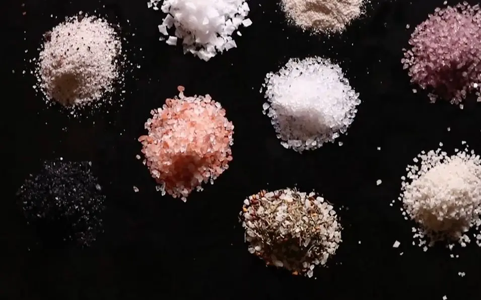 其實自製風味鹽更划算，新鮮花椒焙香碾碎混普通細鹽，成本不到十元，味道還更正宗。（示意圖來源：bilibili）