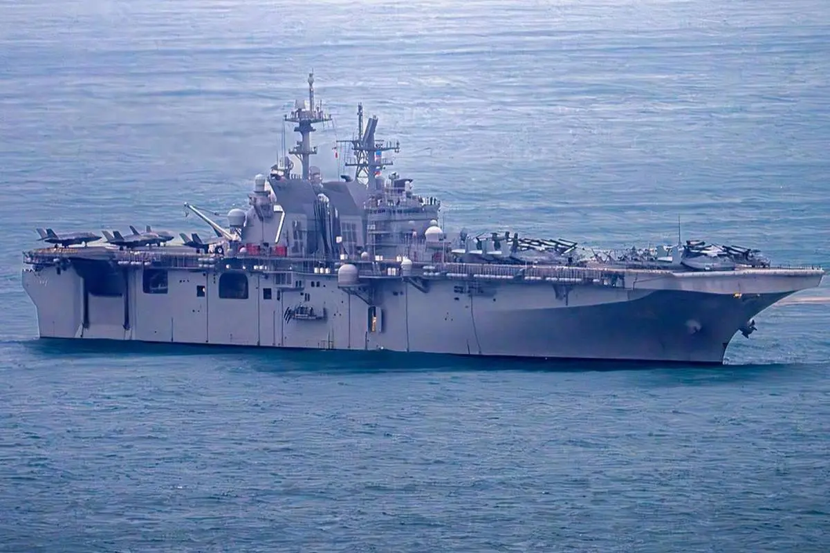 圖為美國聲稱「地表最強隱形戰鬥機」F-35B和兩棲攻擊艦日前訪問越南。（圖片來源／越南快報）