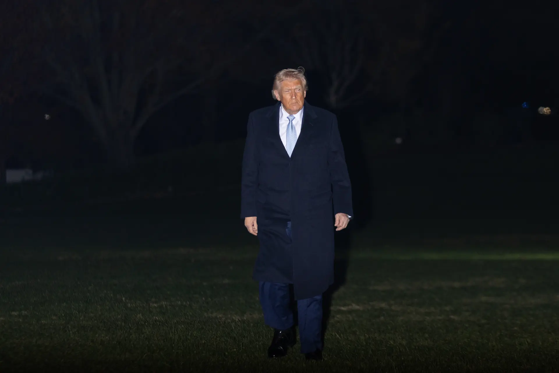 軍演期間，特朗普總統反覆強調他與習近平主席的私人關係，一句「不認為他會這麼做」，把環台軍演輕描淡寫成「二十年來的例行動作」。(圖：新華社)