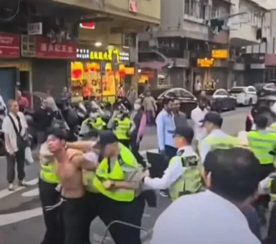 食環署人員兩批人員分別控制兩名男子，但兩名男子極力嘗試擺脫。(FB：香港突發事故報料區及討論區)