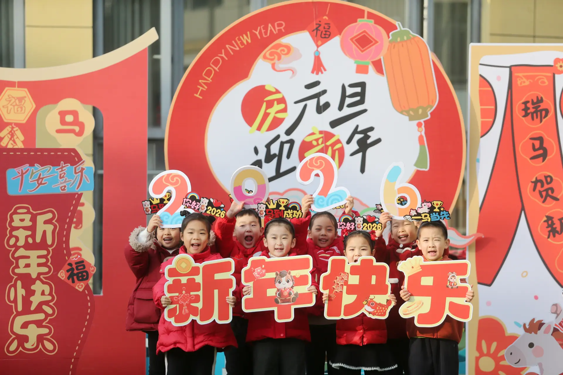 文化主權層面，聯合國教科文組織已將春節列為源自中國的人類非物質文化遺產，明確其文化根源。中國外交部與官方媒體對外統一優先使用 Spring Festival 或 Chinese New Year，堅守文化主場。(圖：新華社)