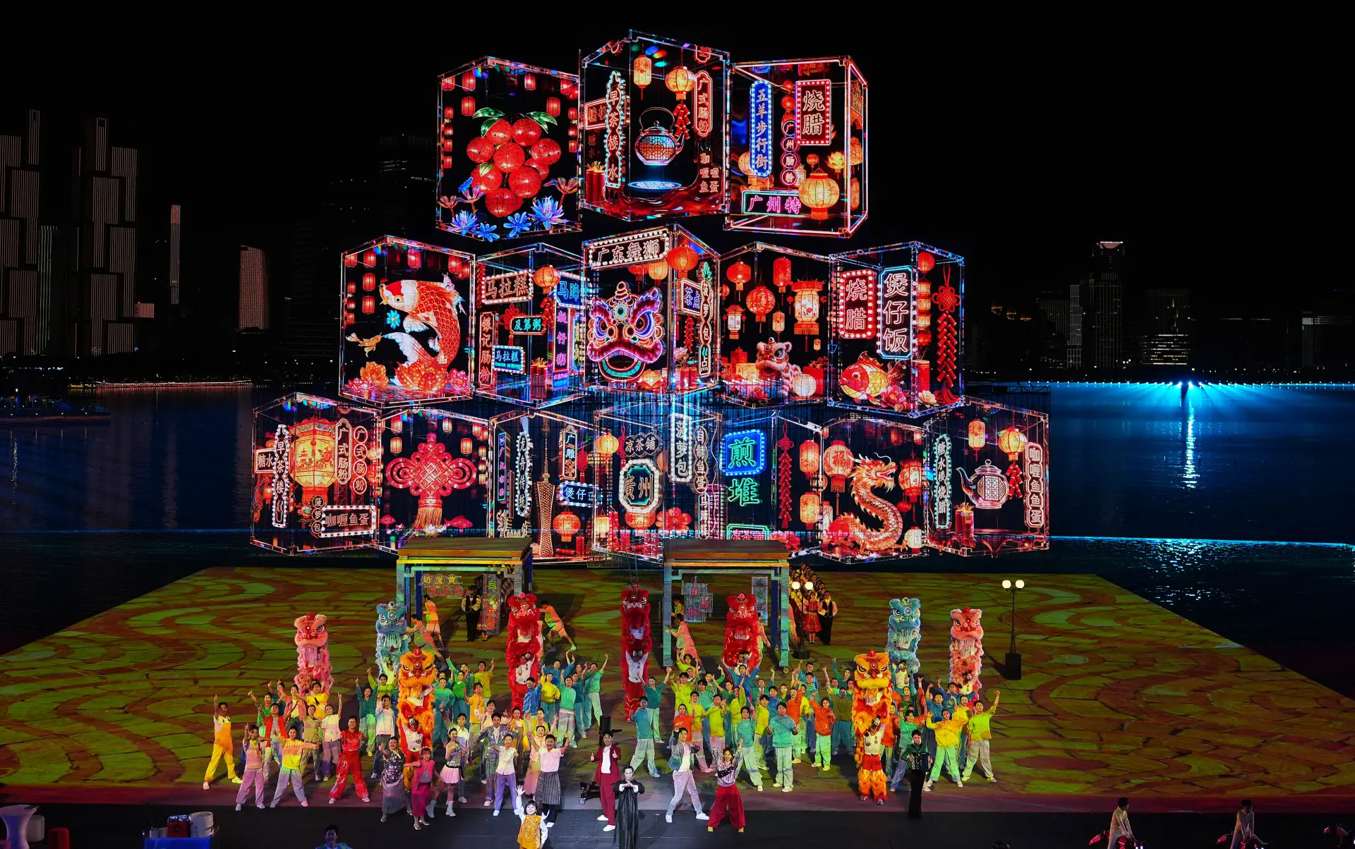 本屆全運會以「星辰大海」為主題，融合體育、藝術與三地文化，運用液態畫布、5G 雲控等創新科技，逾千名演藝人員帶來視覺盛宴。(圖：新華社)