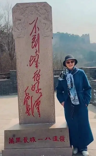 梅耶馬斯克曾多次到中國旅遊，圖為她在長城留影。。(取材自微博)