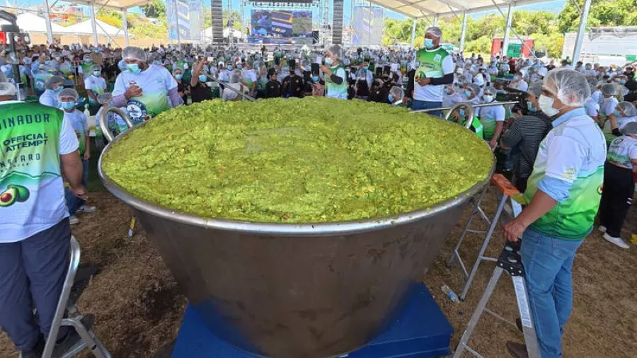 世界最大酪梨醬在哪裡？墨西哥6800公斤巨作拿下金氏紀錄的封面圖片