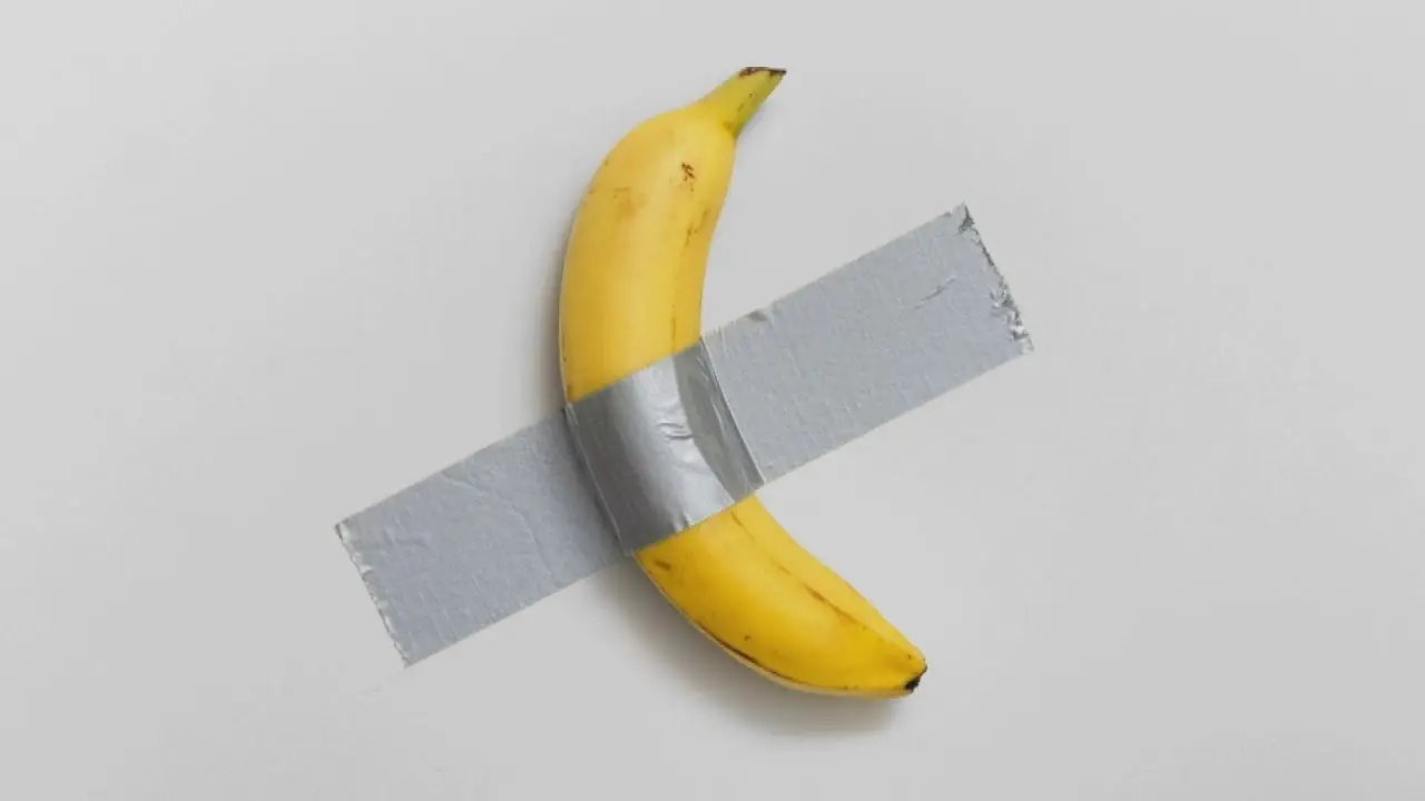 義大利藝術家卡特蘭（Maurizio Cattelan）《喜劇演員（Comedian）》膠帶香蕉於法國龐畢度梅茲藝術中心遭竊，館方憤而提告，該作品過往多次遭人食用，作者另有黃金馬桶名作也曾離奇失竊。（來源： Inside Edition@YouTube）