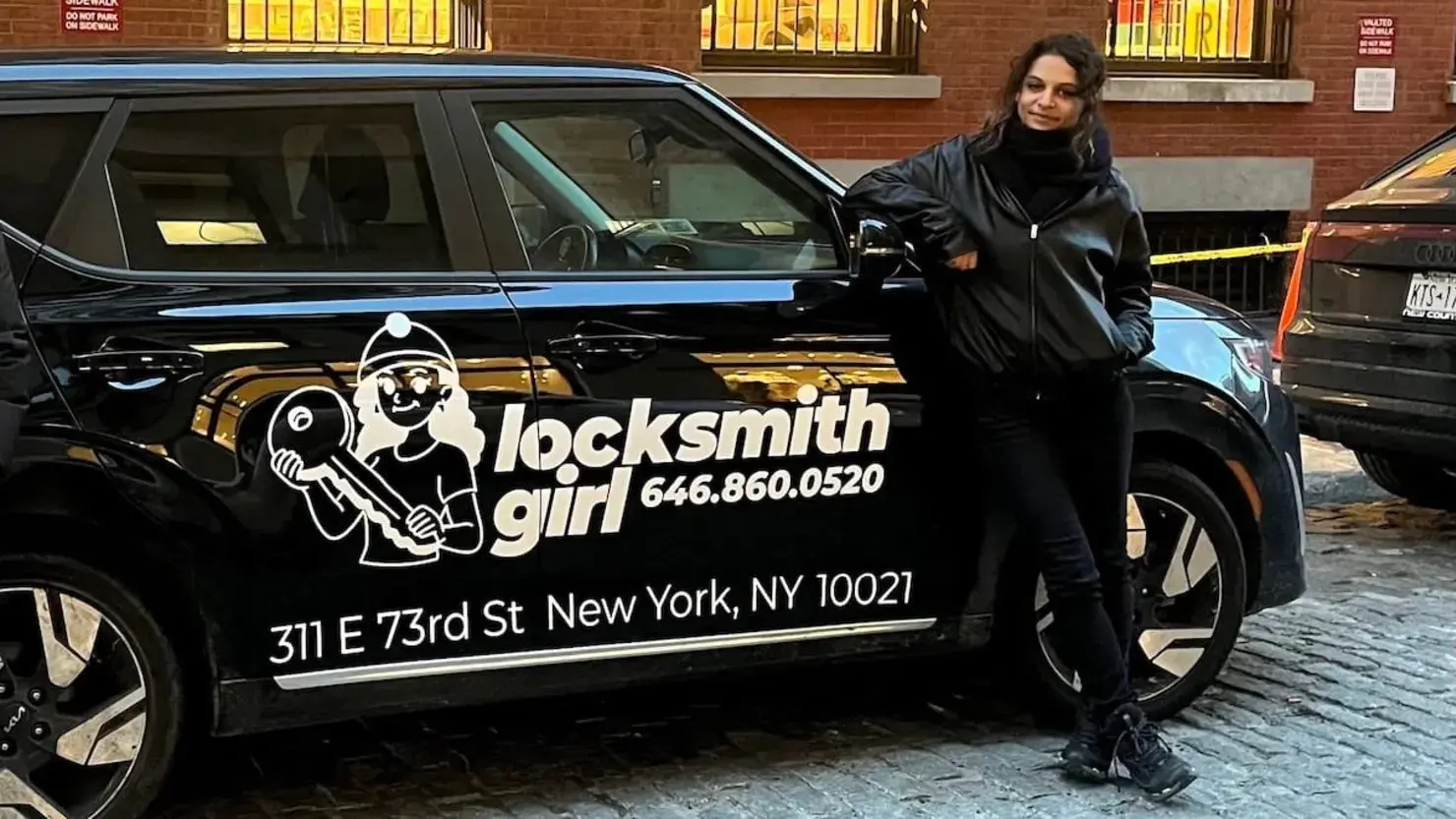 紐約27歲女子約納（Sahar Yona）自立品牌「紐約鎖匠女孩」（Locksmith Girl of NYC），一支TikTok影片打中女性深夜開鎖不安需求迅速爆紅，全年無休待命接單，成功在男性主導鎖匠產業闖出一片天。（來源：CNBC）