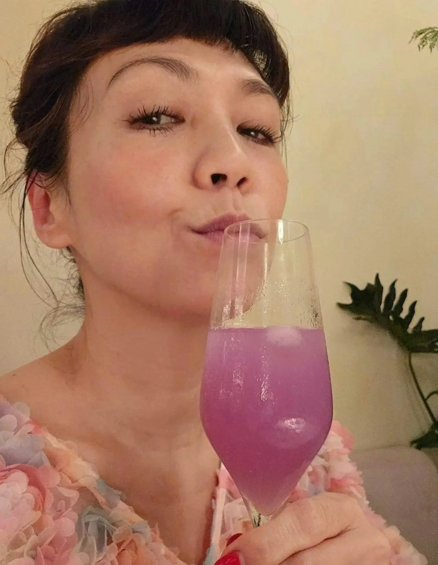 有「新加坡國寶」之稱的 53 歲歌手陳潔儀（Kit），近日在小紅書上載近照及生活瑣事，不僅以緊緻無頸紋的凍齡狀態驚艷網民。(圖：陳潔儀@小紅書)