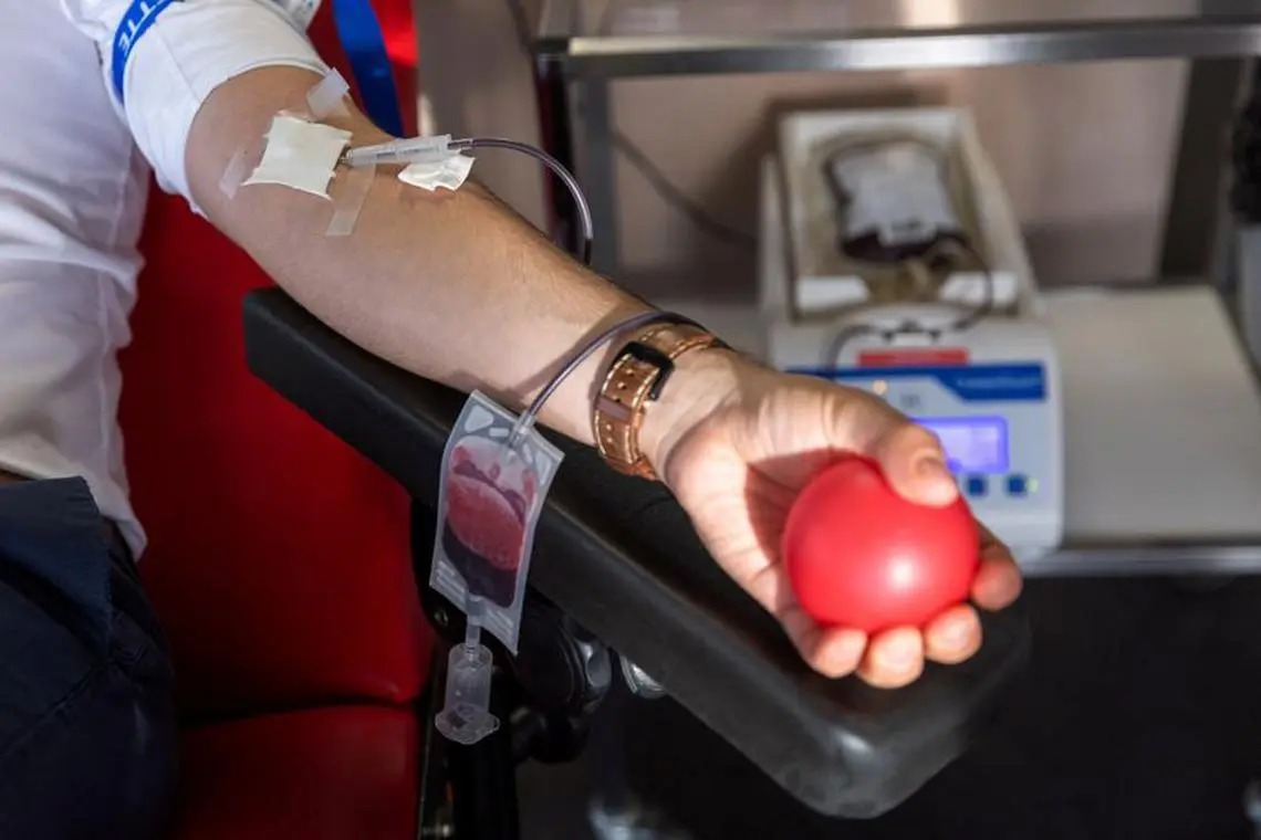 瑞士的捐血福利「相當豪華」，不僅有飲料、Toblerone 巧克力隨意取用，還供應三明治、熱湯、薯片和軟糖，「簡直就是自助餐」。(圖：網絡翻攝)