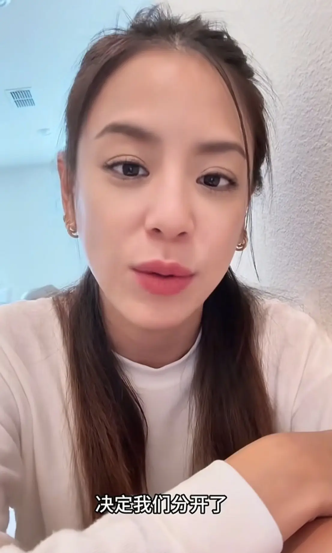 江語晨在視頻中語帶笑容地透露，這是經過長時間深思熟慮的決定，婚姻中仍有美好回憶，但分開對雙方都是更好的結果。(圖：小紅書視頻翻攝)
