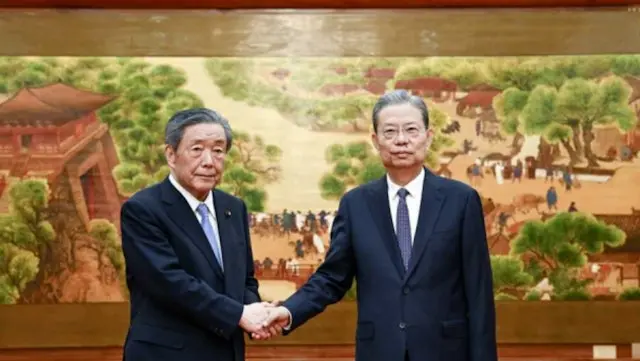 2025年4月29日，全國人大常委會委員長趙樂際在北京會見日本日中友好議員聯盟會長、自民黨幹事長森山裕。（新華社）