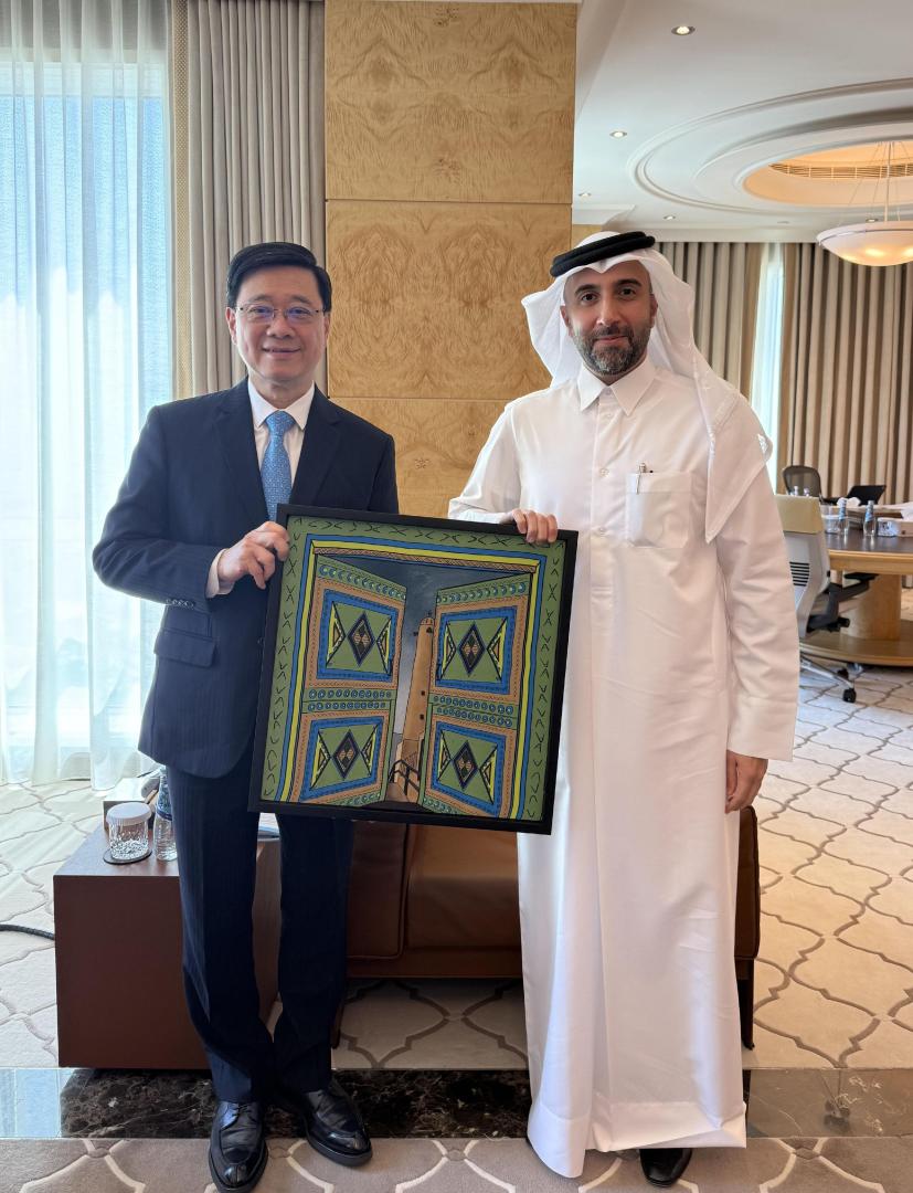 行政長官李家超（左）五月十一日到訪卡塔爾投資局，了解當地金融發展。(政府新聞網)