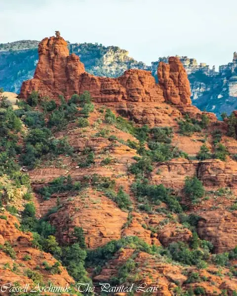 美國亞利桑那州塞多納（Sedona）天然紅砂巖「史努比巖」（Snoopy Rock）爆紅，不少人誤以為影像為AI合成。這座歷經數百萬年風化形成的奇巖，找對角度還能看見糊塗塌客，同步整理多處熱門拍攝地點。（來源：cassyarchphotography@IG）