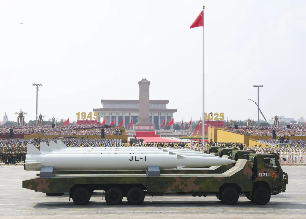 九三閱兵,核導彈第一方隊接受檢閱,圖為「驚雷-1」空基遠程導彈。(新華社)