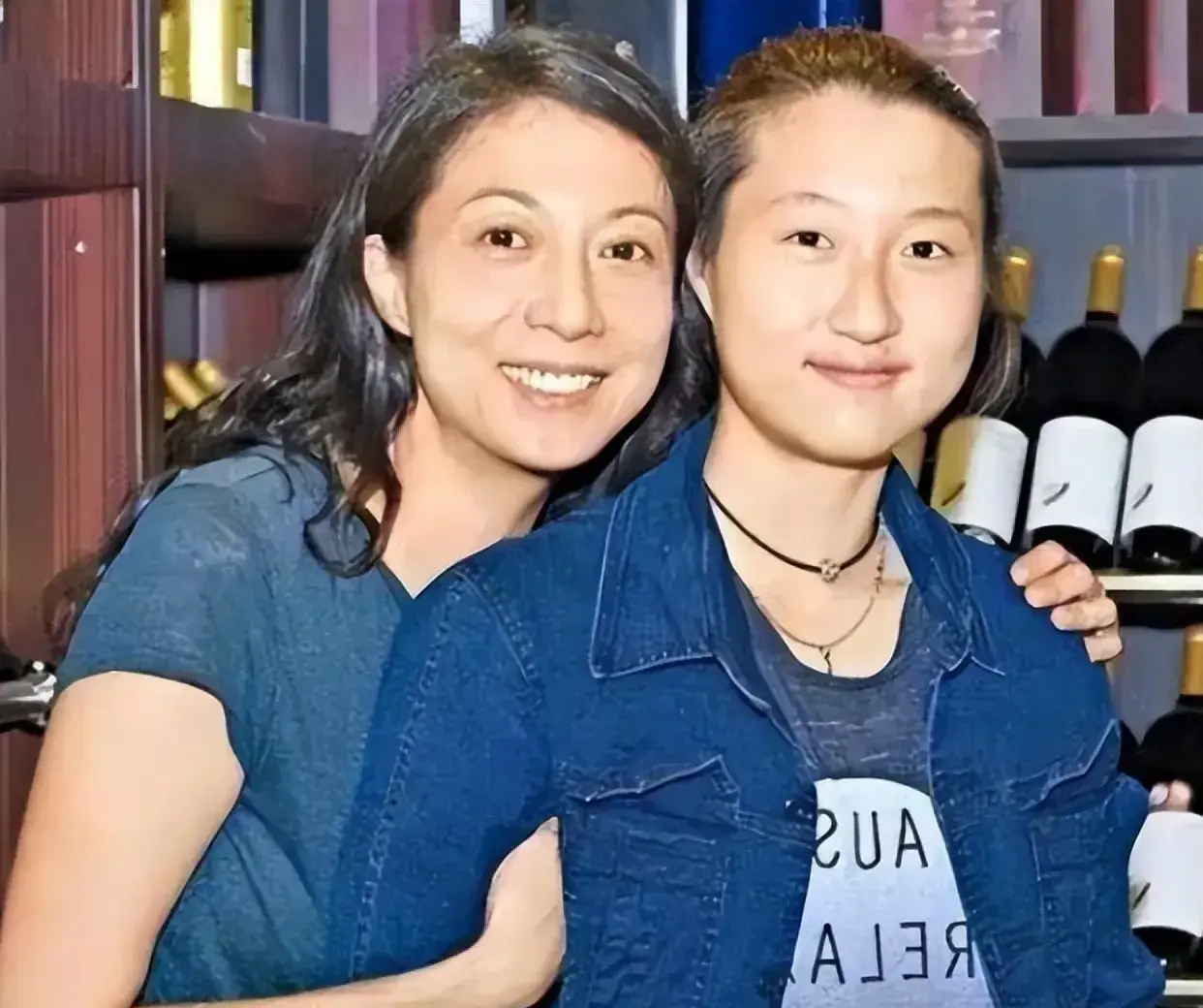 作為公眾熟知的「星二代」，吳卓林的成長軌跡始終籠罩在媒體鏡頭下。多年來，母親吳綺莉以「母兼父職」的身份獨力將她撫養長大，這段單親家庭的成長經歷本就備受關注。(圖：網絡截圖)