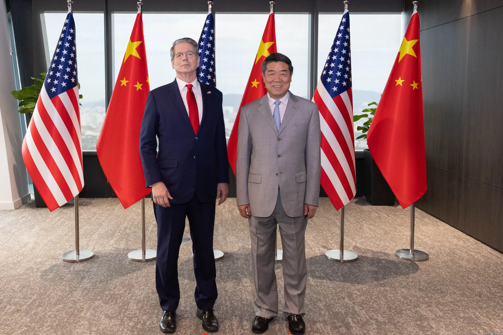 中美第五輪經貿磋商在馬來西亞吉隆坡舉行,副總理何立峰、商務部副部長兼國際貿易談判代表李成鋼連續兩日會晤美國財長貝森特及貿易代表格里爾。(圖:新華社)