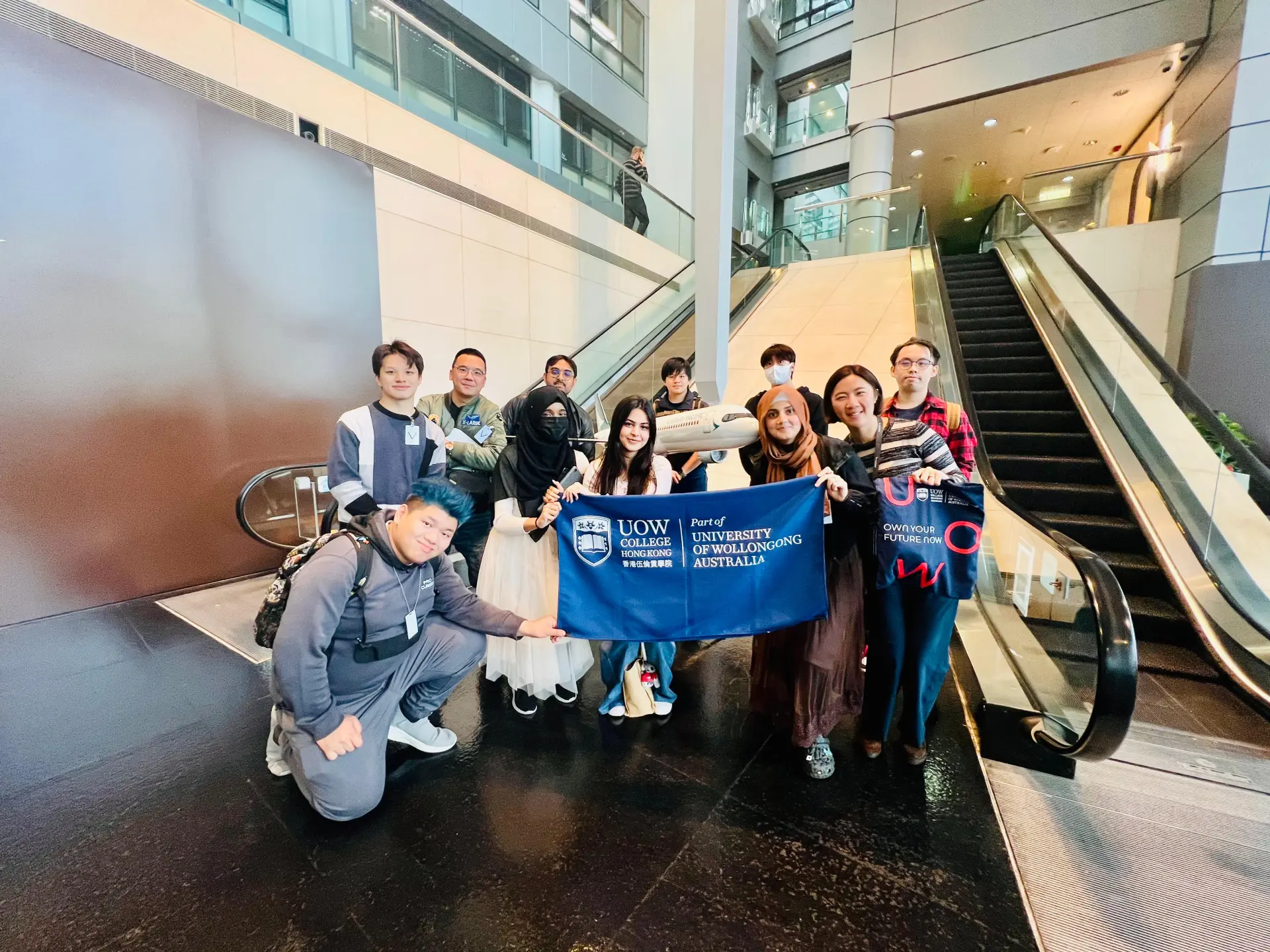 學生們立刻意識到，國泰的減碳戰略是立體的：在頂層，它以巨額投資與國際聯盟，推動SAF這類顛覆性的行業革新；在底層，它通過這樣輕巧而聰明的激勵，將每一位員工、訪客乃至社區成員，都轉化為循環經濟的參與者。(圖：陳杰)