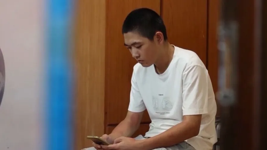 緬北 KK 園 51 天經歷｜18 歲內地生胡一嘯：被「揹黃金 10 萬」廣告騙，白天暴晒晚上遭抽打的封面圖片