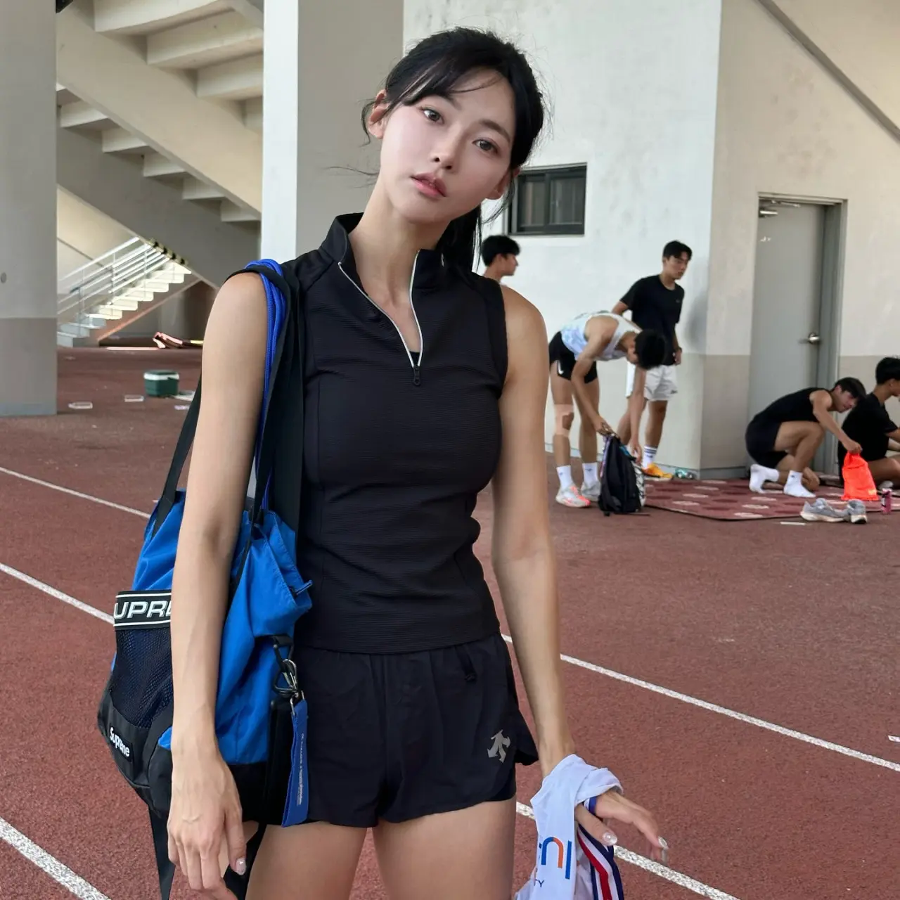 女嘉賓方面，有「田徑界 Karina」之稱的短跑選手金敏智，憑藉 173 公分的高挑身材與神似 aespa 隊長 Karina 的外貌成為話題焦點。(圖：網絡截圖)