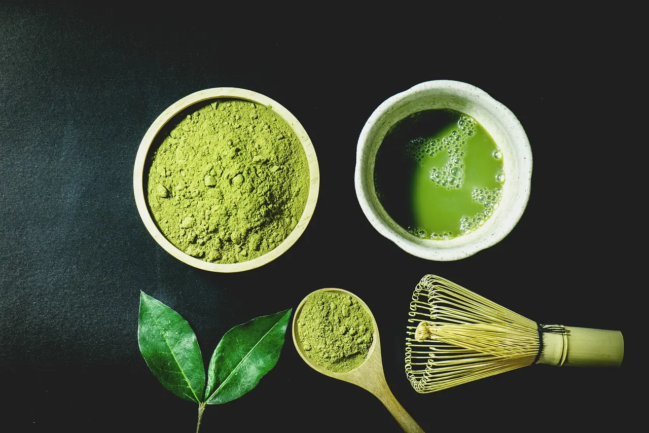 抹茶是將整片茶葉研磨成粉沖泡，含完整營養，有減重、抗憂鬱等8大健康好處，孕婦、幼童等4類族群需減量或避免飲用。（示意圖來源：pixabay）