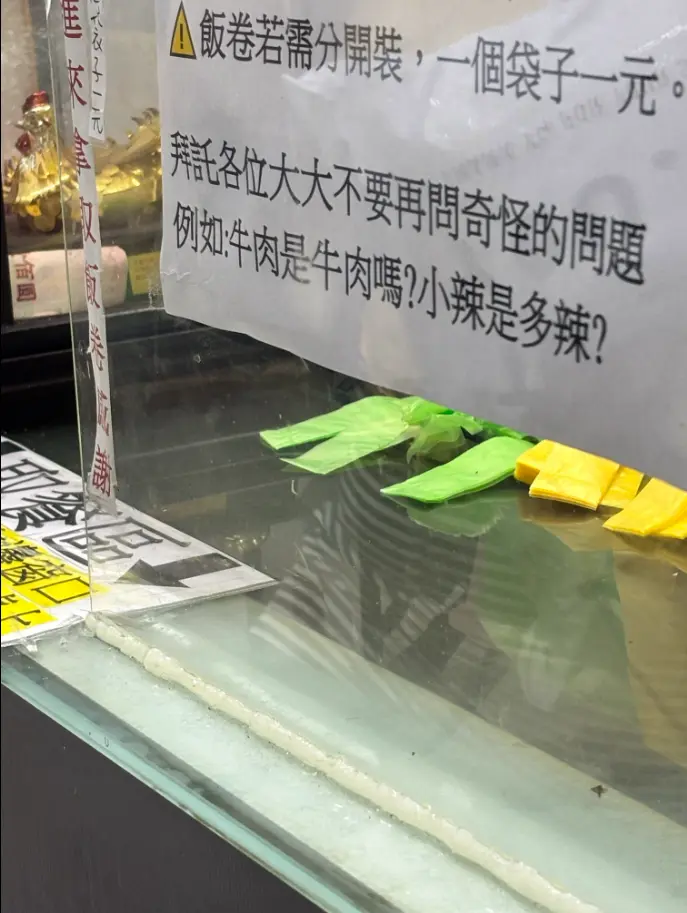 不少店家飽受各式離奇問題困擾，有人貼告示籲客人別再提怪問題，其中賣雞腳被客人指定要左腳的故事引發熱議，貼文一天內衝破百萬觀看，網友紛紛留言調侃。（來源：yaxiio_4@threads）