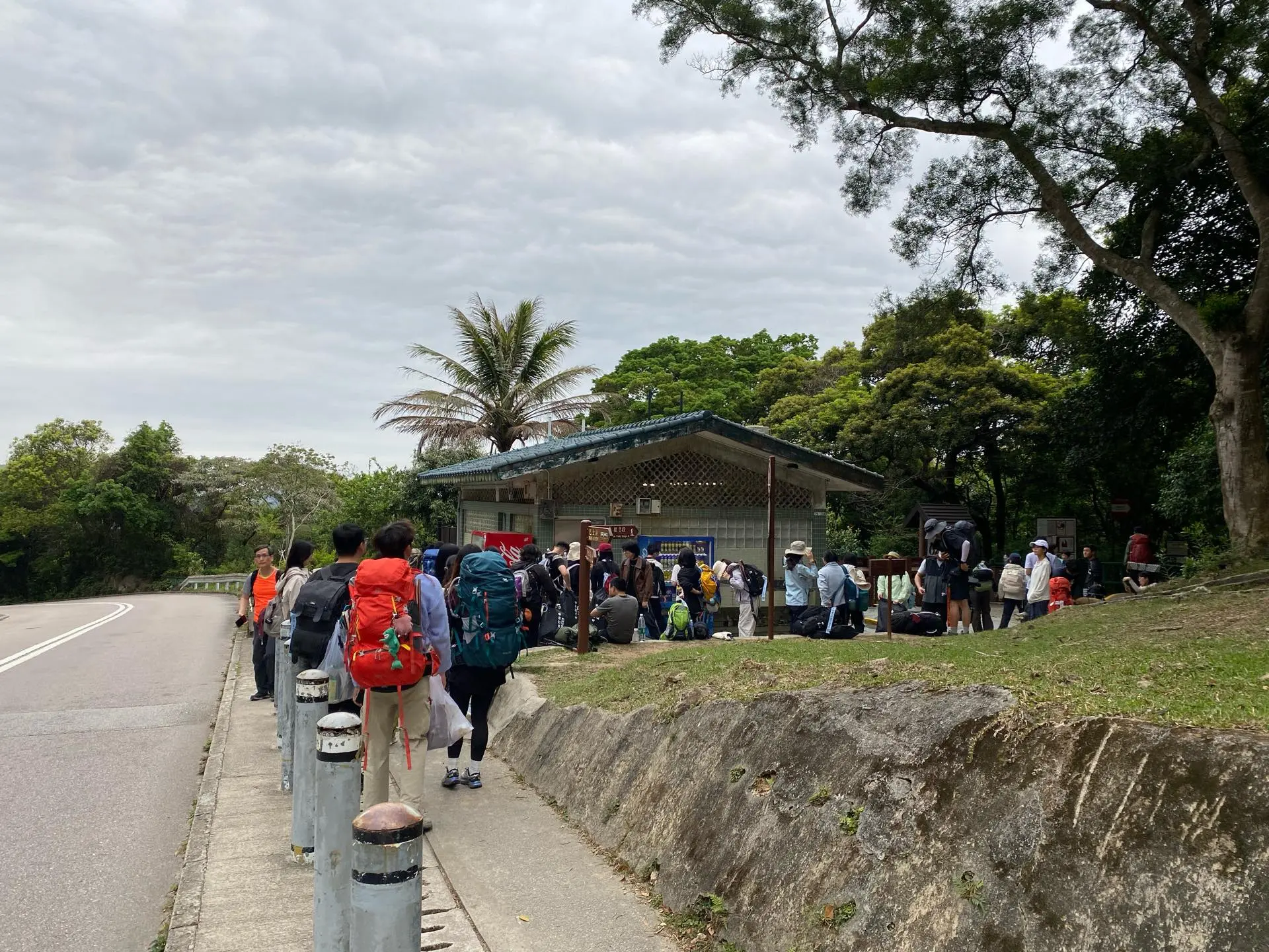 近年內地遊客赴港行山漸成潮流，但類似的意外時有發生。漁農自然護理署曾多次提醒，切勿隨意闖入無標記的陡峭區域，避免陷入險境。(圖：網絡翻攝)