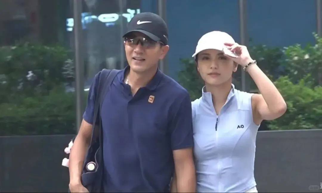 另外，舊愛劉愷威近日被爆出和黎紀君展開新戀情，廖碧兒表示剛由內地返港，才得知消息，為對方感到開心，送上祝福。她指二人仍然是朋友，只是已經十幾廿年沒有碰面。(圖：網絡截圖)