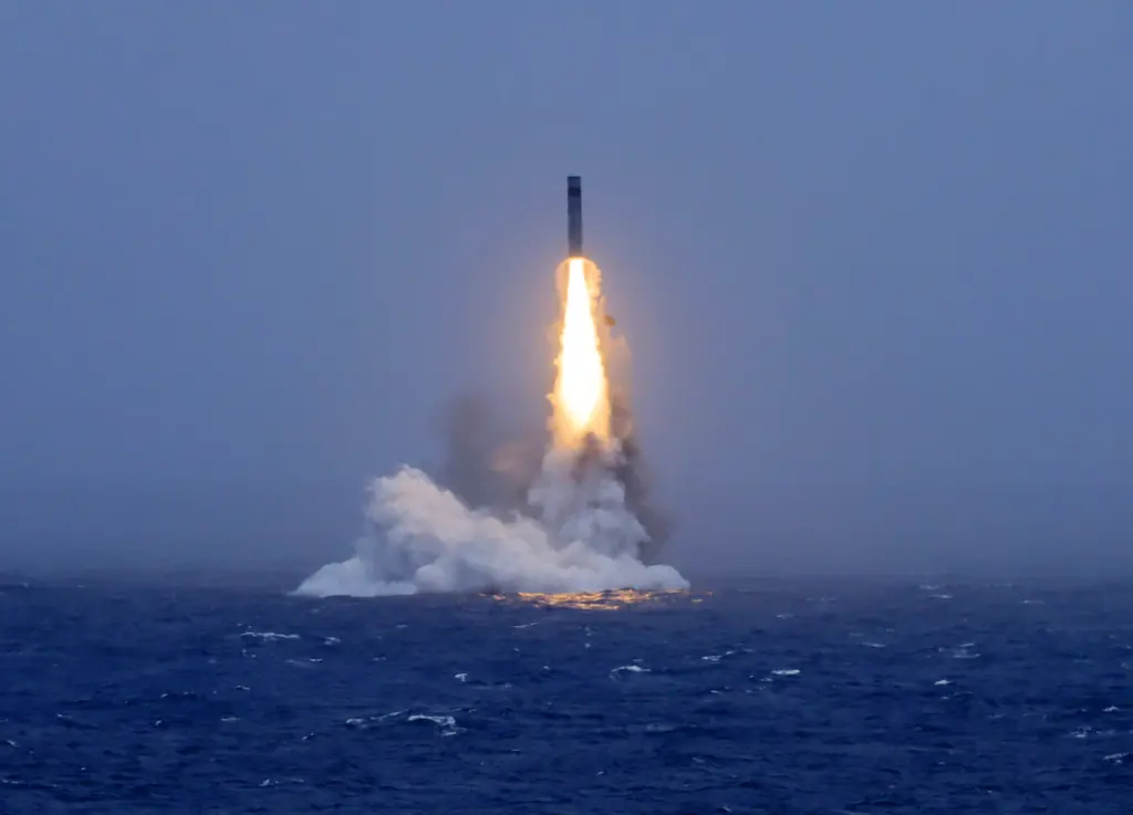 解放軍昨天試射的潛射彈道飛彈，很可能是從海南島東側海域發射。（新華社）