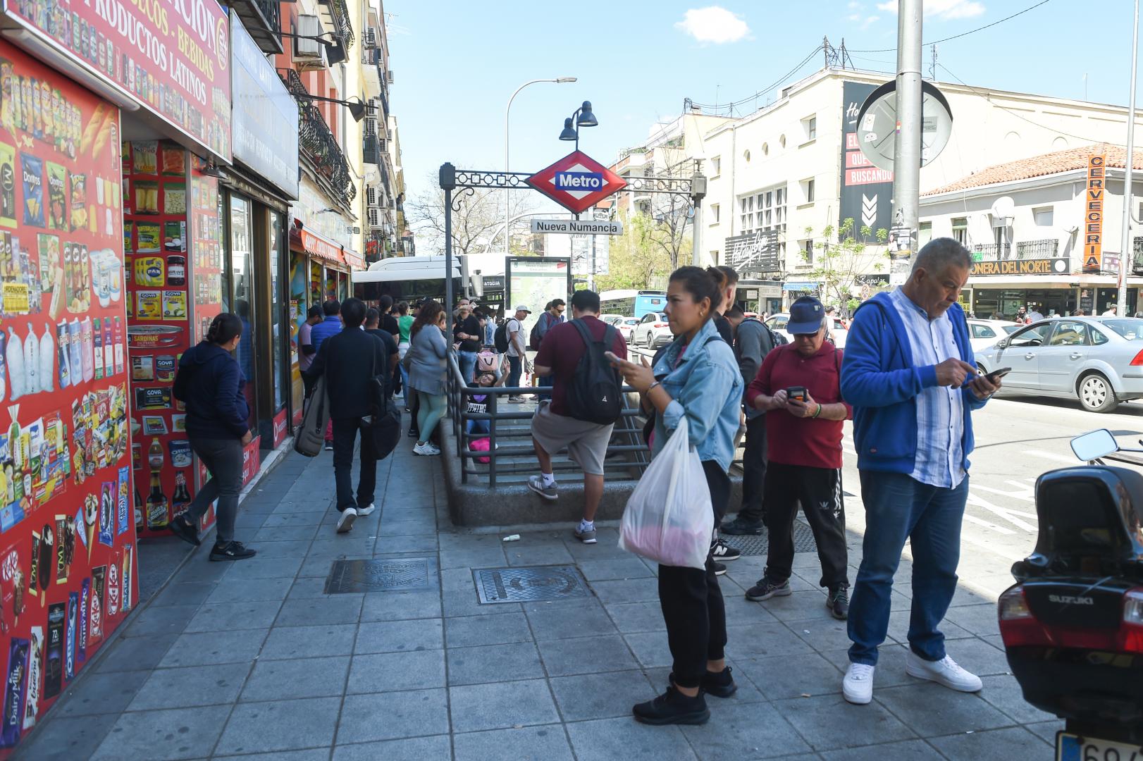 4月28日，在西班牙馬德里，人們因停電地鐵停運在地鐵站外等候。（新華社）