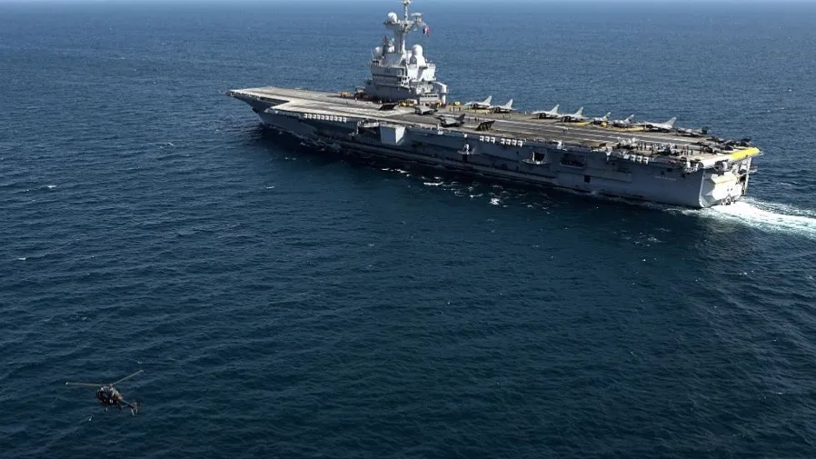 法國航母闖南海遭40艘中國軍艦圍觀的封面圖片