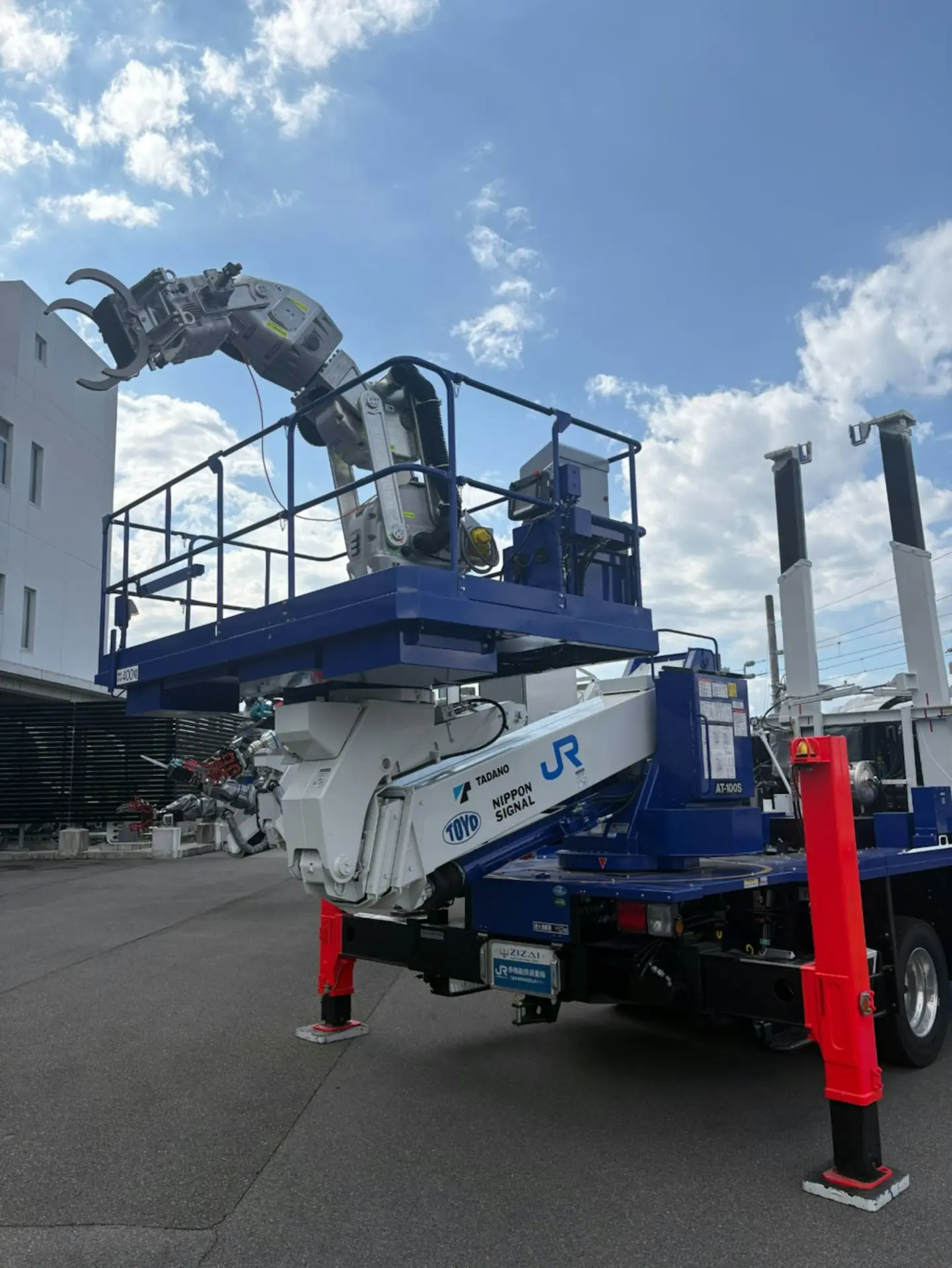 JR西日本推出兩款全新鐵路維修機械人，分別為單臂重工機械人與量產人形機械人，預計2026年10至11月於近畿、中國地區投入服務，外型充滿未來感，引發日本網友熱議，笑稱像哥斯拉上工、研發團隊藏有鋼彈（港稱高達）迷。（來源：news_jrwest@X）