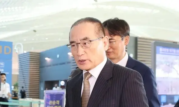 7月6日，在仁川國際機場，韓國國家安保室室長魏聖洛啟程赴美前接受媒體採訪。 （韓聯社）