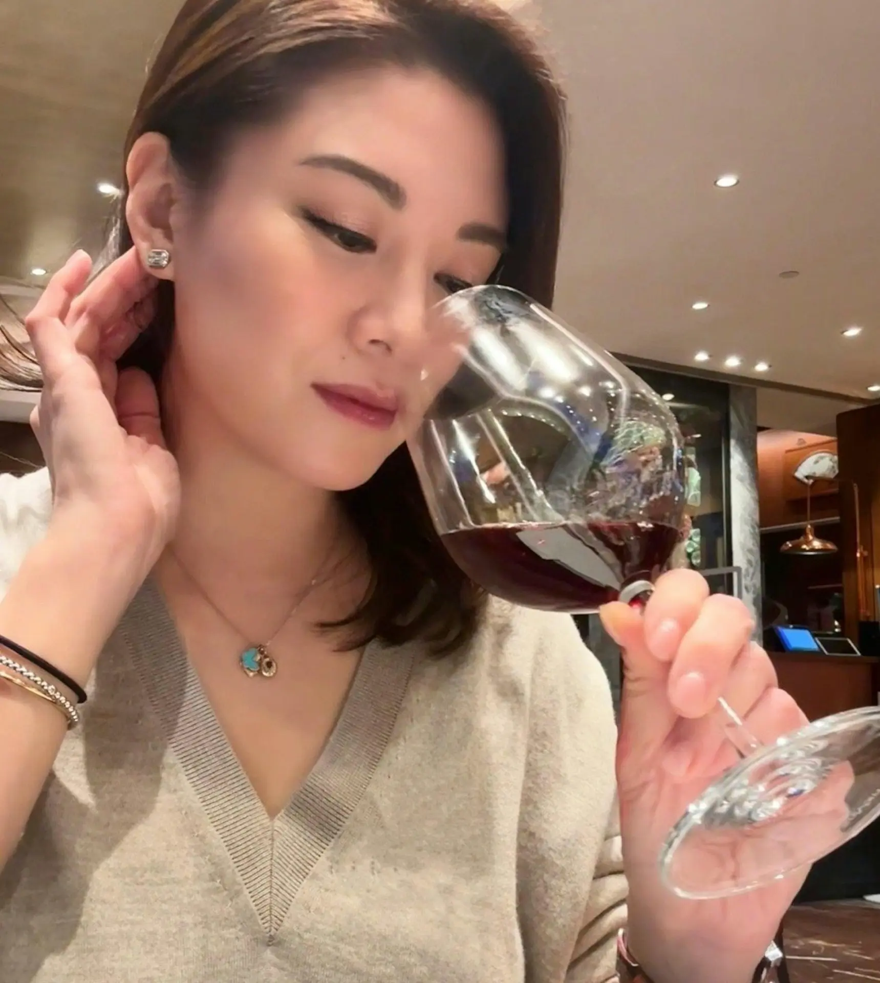 除了娛樂話題，廖碧兒近年已經慢慢淡出幕前，將重心放在紅酒事業。她考獲品酒師資格，於法國持有個人酒莊，更因為推廣紅酒文化的貢獻，獲法國政府頒授勳章。(圖：廖碧兒 Bernice Liu@FB)