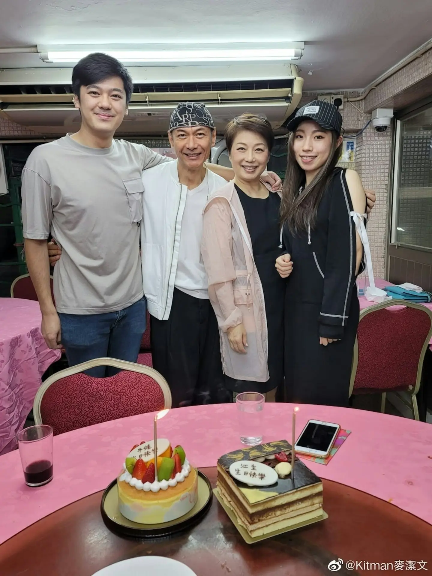 資深藝人江華與麥潔文結婚三十三年，家庭生活低調溫馨，二人育有一子一女，子女發展各有成就。三十二歲大仔陳耀淙向來備受網民關注，他擁有六呎高挑身形、顏值出眾，早年被封為「最強星二代」。(圖：麥潔文@微博)