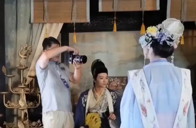 AI衝擊影視產業，橫店影視城推出一日演員短劇體驗，約300元即可擁有全套劇組服務，一小時拿到專屬短片，不僅遊客瘋玩，連外國旅客與企業團建也爭相參與。（來源：網絡）