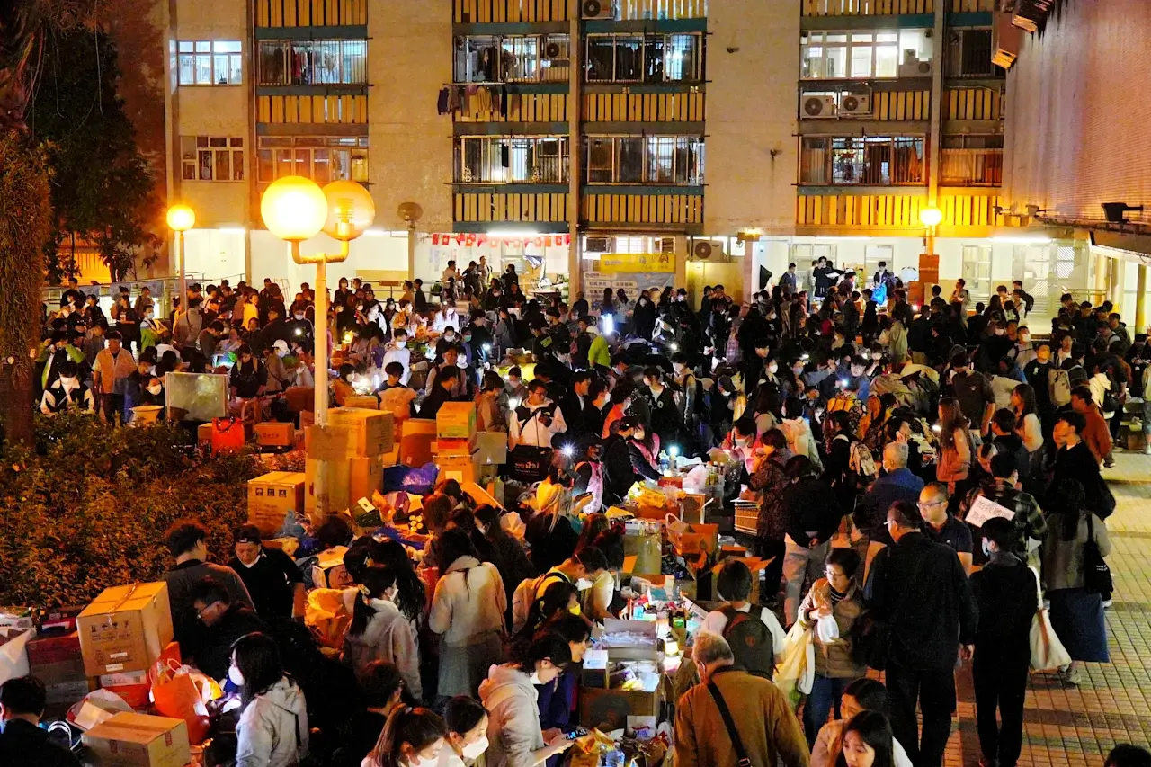 災難無情，人間有愛。大火發生後，香港市民自發凝聚力量支援災民，26歲的大埔姑娘Kathy便是其中的核心人物。她主動統籌物資與義工人手，相關社交群組一夜之間從幾人膨脹至7000人。(圖：網絡截圖)